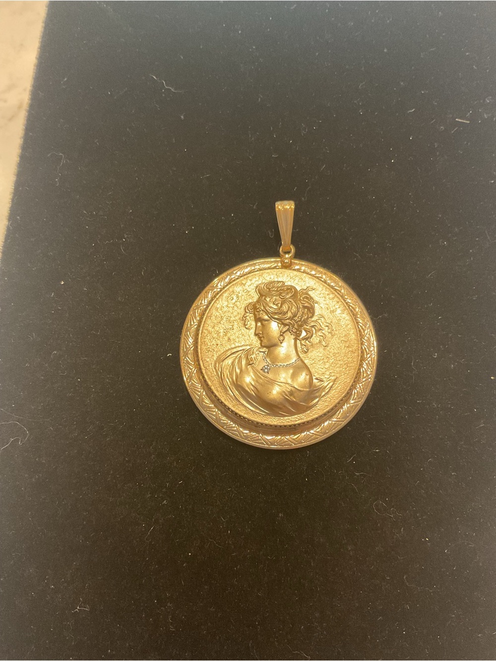 Vintage Gold-Tone Cameo Portrait Pendant Necklace - Picture 5 of 5